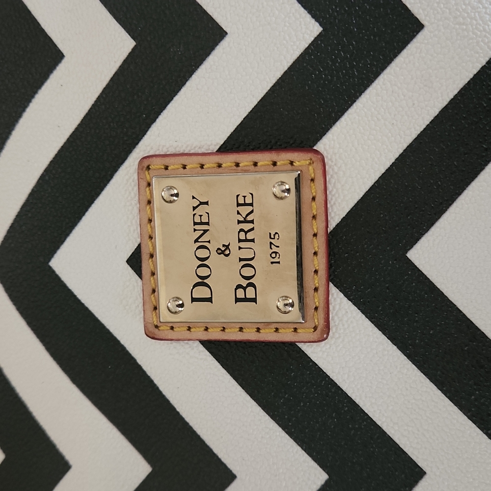 Super Sexy Dooney & Bourke Black & White Zig-Zag Large Tote 🤍🖤 - Picture 3 of 16